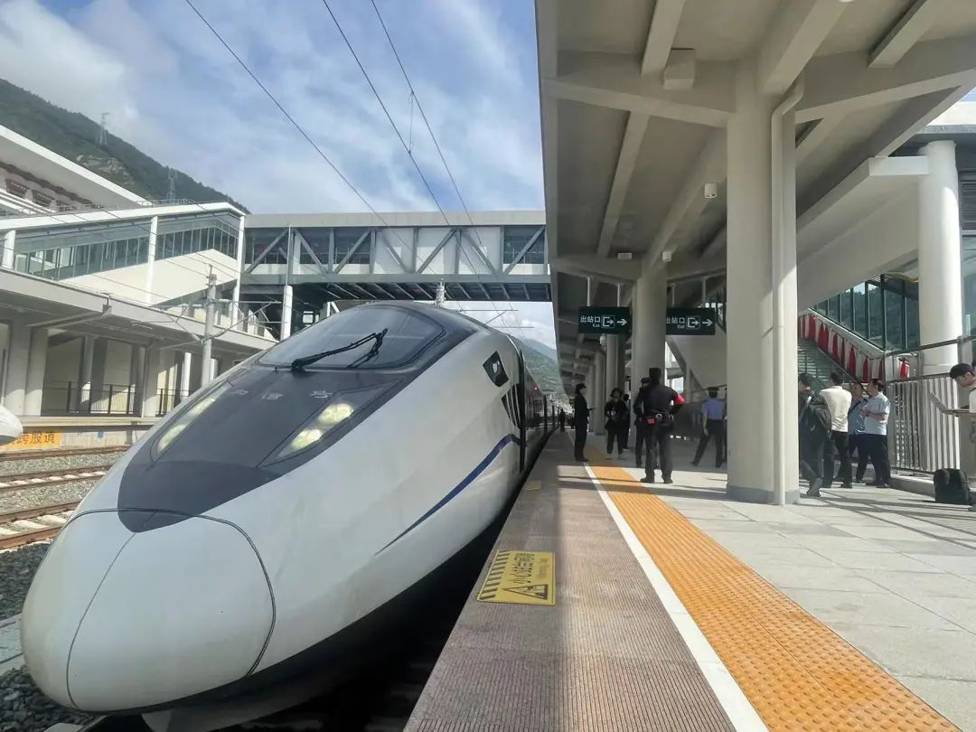 刚刚通车！到了黄龙九寨站，怎么换乘？
