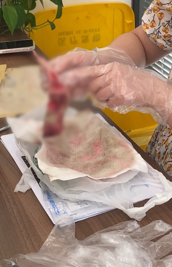 女子乘飞机在置物袋内发现渗血布条，航司多次改口，称“你检查出有问题我们才负责”……