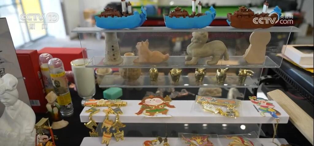 丰富多样文创产品屡次“出圈” 年轻的他们让文化消费“体验化” 丰富多样文创产品屡次“出圈” 年轻的他们让文化消费“体验化”