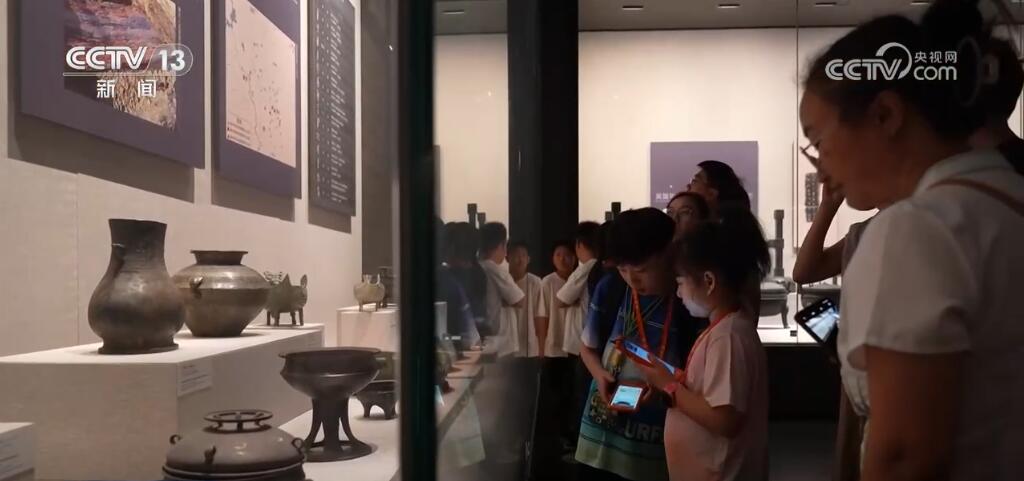 丰富多样文创产品屡次“出圈” 年轻的他们让文化消费“体验化” 丰富多样文创产品屡次“出圈” 年轻的他们让文化消费“体验化”