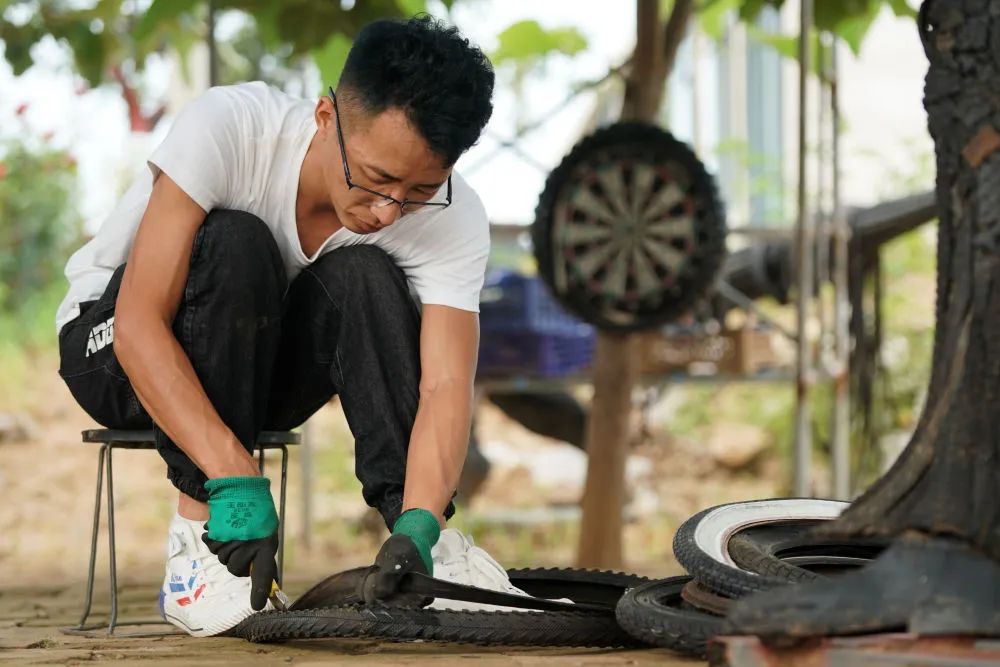 太惊艳！河北小伙用废旧轮胎重现《黑神话：悟空》