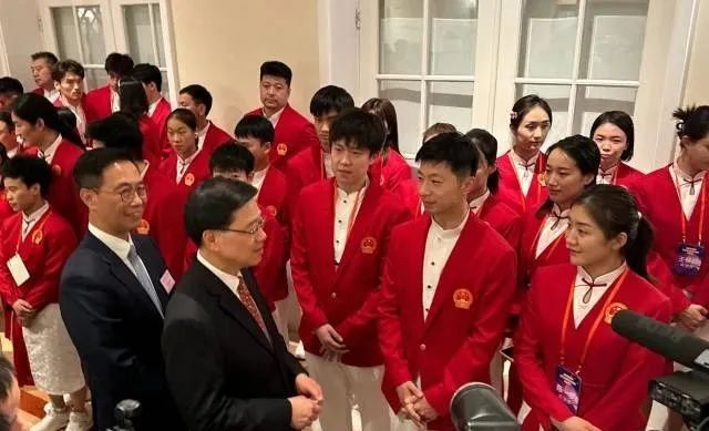 有趣一幕!马龙问李家超:您是直板还是横板? 有趣一幕!马龙问李家超:您是直板还是横板?