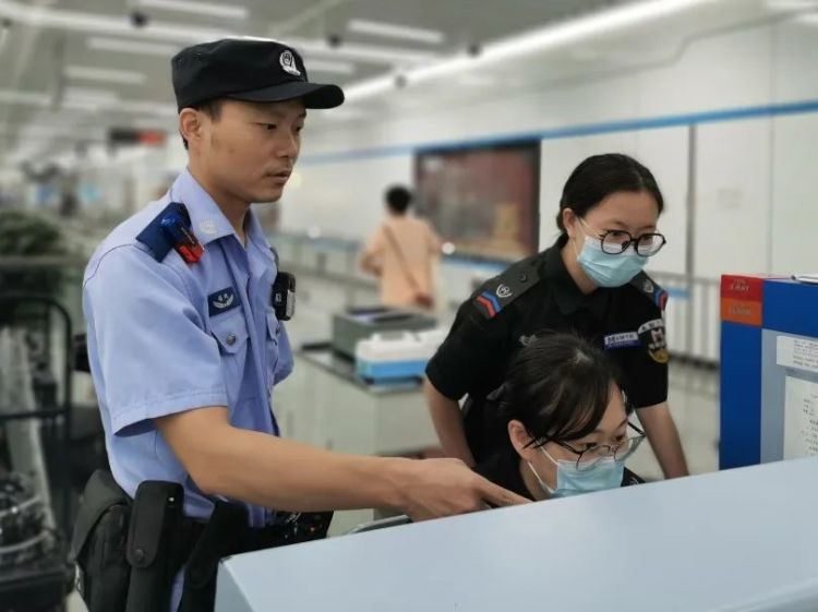 女乘客突发哮喘急需药物,他冲出地铁站一路狂奔…… 女乘客突发哮喘急需药物,他冲出地铁站一路狂奔……
