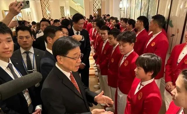 有趣一幕!马龙问李家超:您是直板还是横板? 有趣一幕!马龙问李家超:您是直板还是横板?