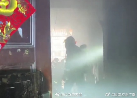 湖南湘潭：老人被困火场消防车通道受阻3人被拘