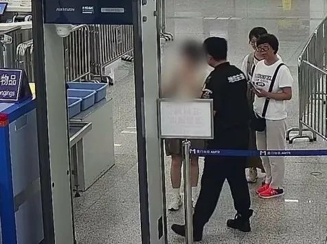 女乘客突发哮喘急需药物,他冲出地铁站一路狂奔…… 女乘客突发哮喘急需药物,他冲出地铁站一路狂奔……