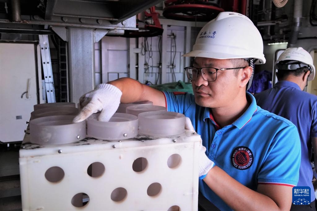 一次“蛟龙号”下潜的背后 一次“蛟龙号”下潜的背后