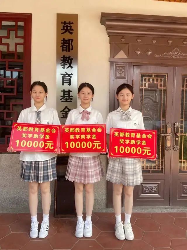 三胞胎姐妹同时被福州大学录取,此前在同一小学、初中、高中 三胞胎姐妹同时被福州大学录取,此前在同一小学、初中、高中