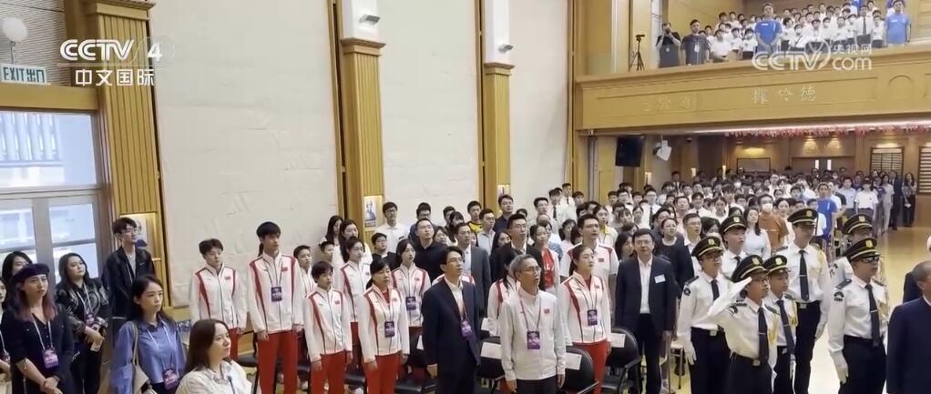 近距离一睹冠军风采！内地奥运健儿访港点燃爱国热情