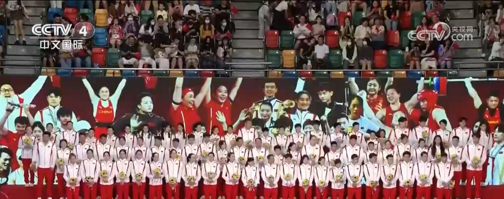 近距离一睹冠军风采！内地奥运健儿访港点燃爱国热情