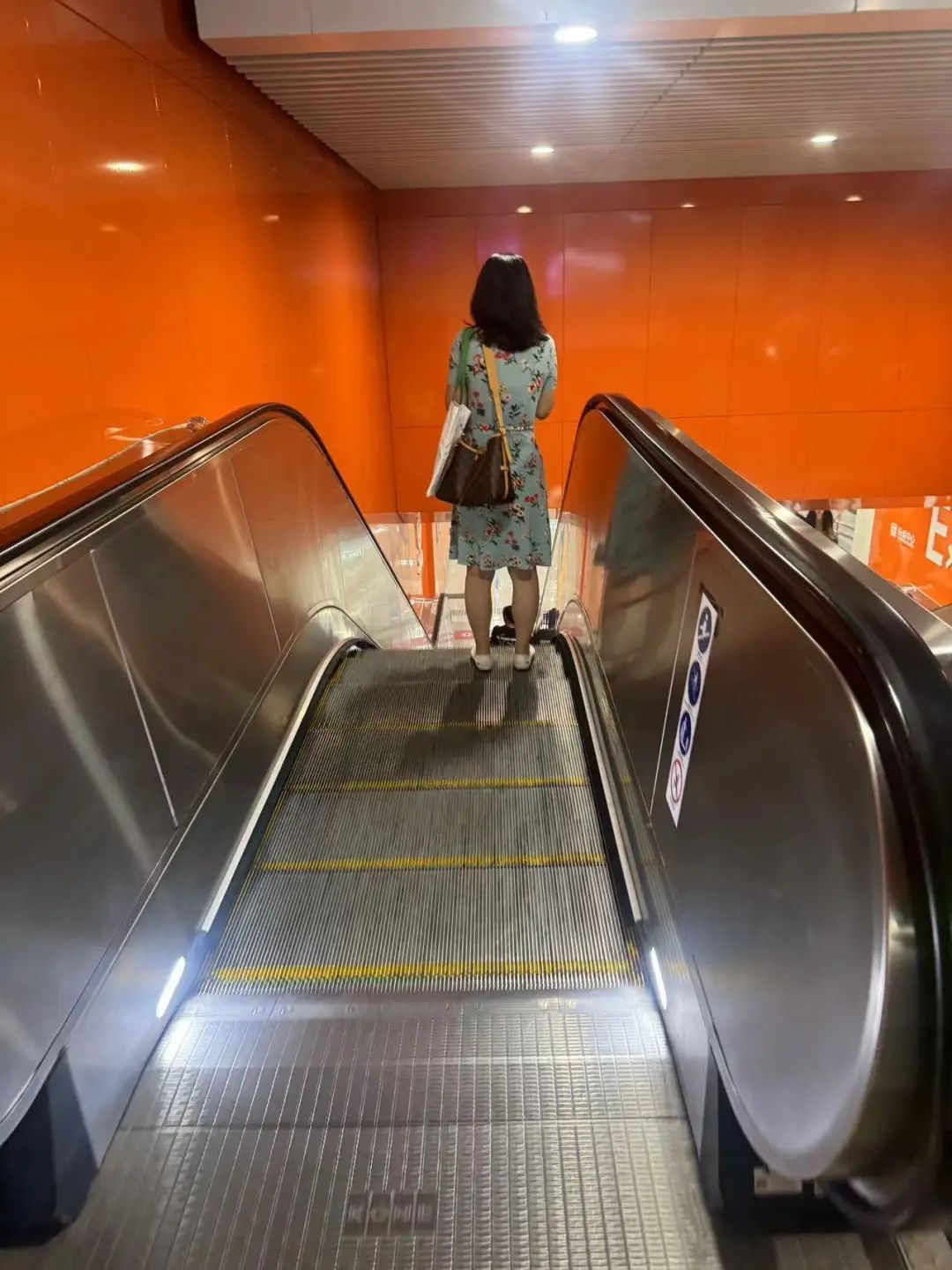 左行右立→站稳扶好,什么才是乘扶梯的正确姿势? 左行右立→站稳扶好,什么才是乘扶梯的正确姿势?