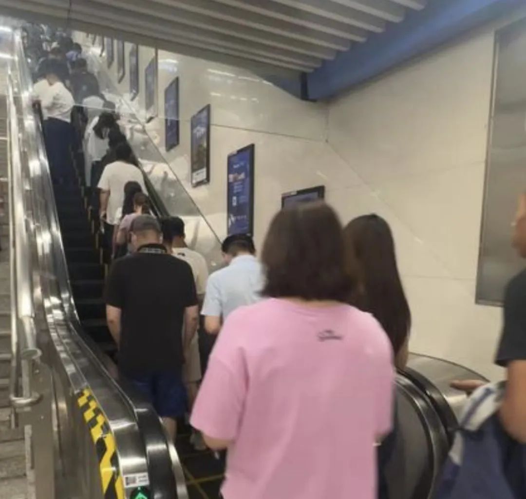 左行右立→站稳扶好,什么才是乘扶梯的正确姿势? 左行右立→站稳扶好,什么才是乘扶梯的正确姿势?