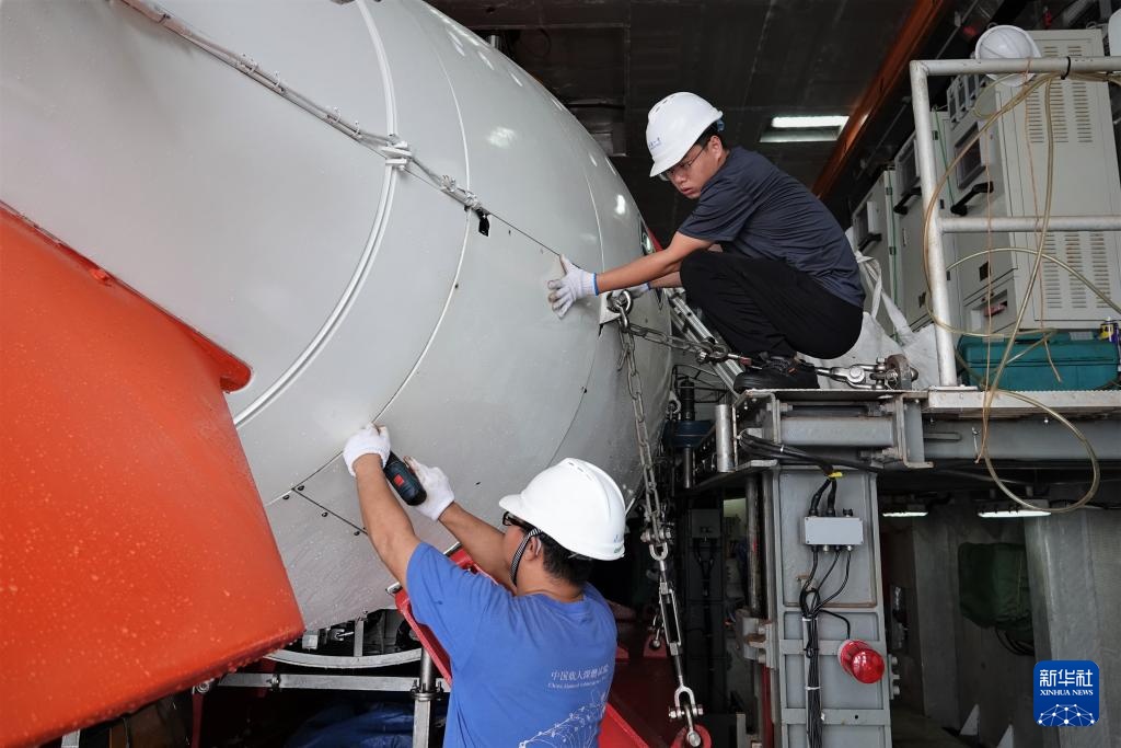 一次“蛟龙号”下潜的背后 一次“蛟龙号”下潜的背后