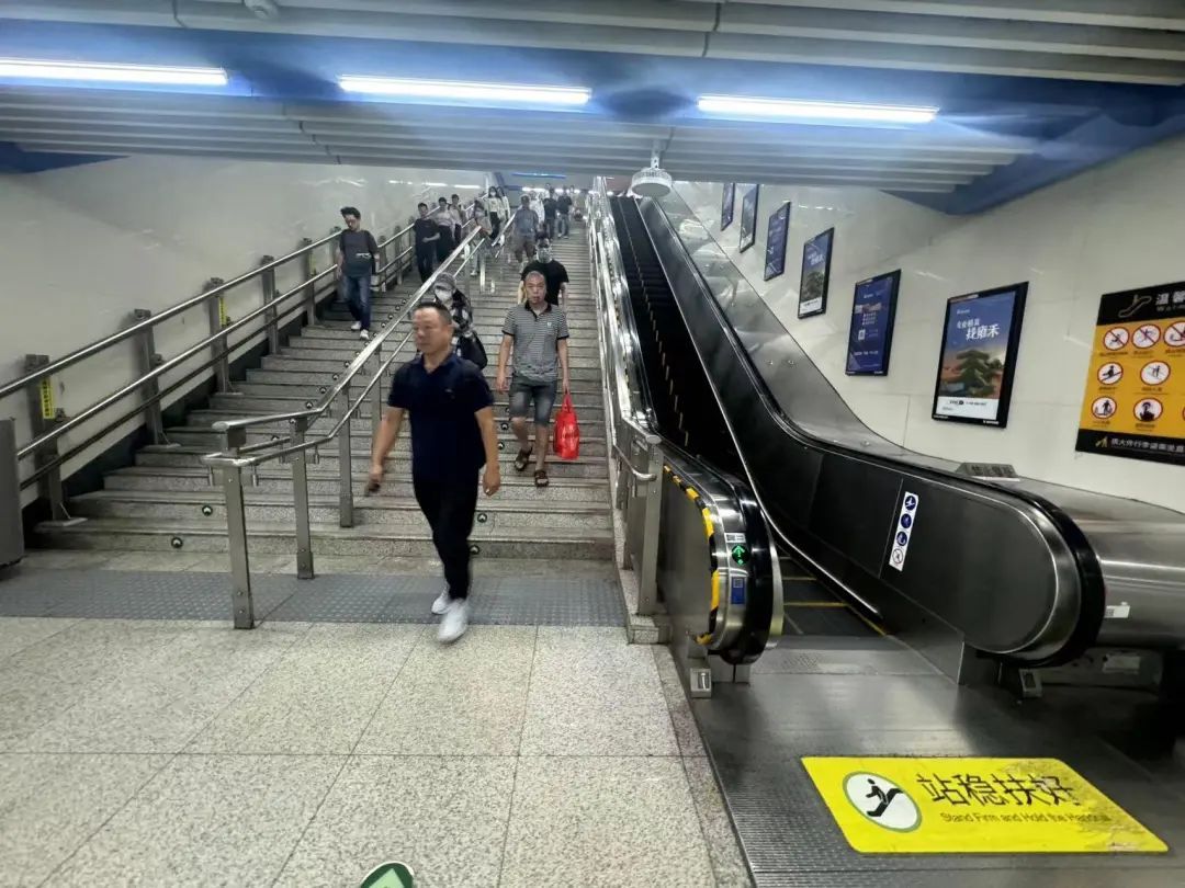 左行右立→站稳扶好,什么才是乘扶梯的正确姿势? 左行右立→站稳扶好,什么才是乘扶梯的正确姿势?