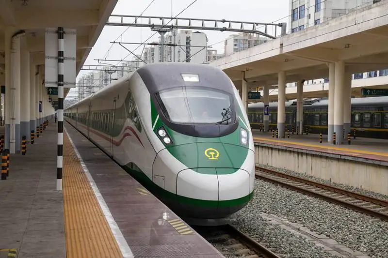 “高原版”复兴号动车组首次上线川青铁路载客运行