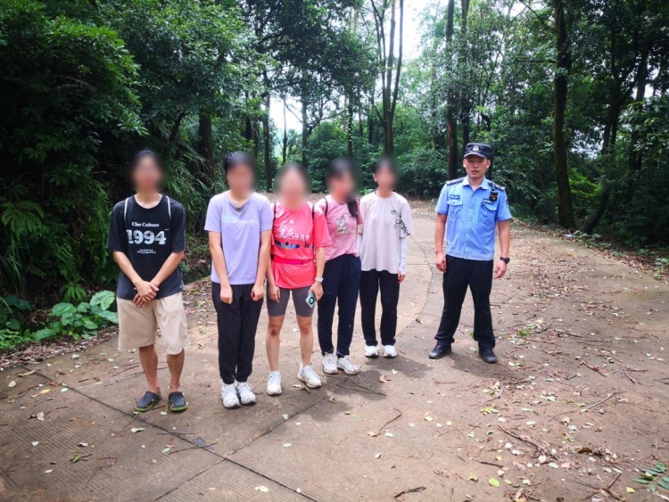女子带孩子爬西樵山，却走这种野路，2公里后撞见这一幕，慌了……