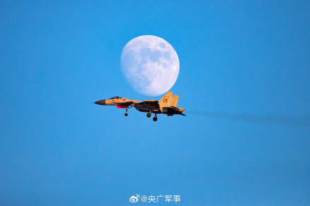 歼-15战机首飞15周年生日快乐 歼-15战机首飞15周年生日快乐