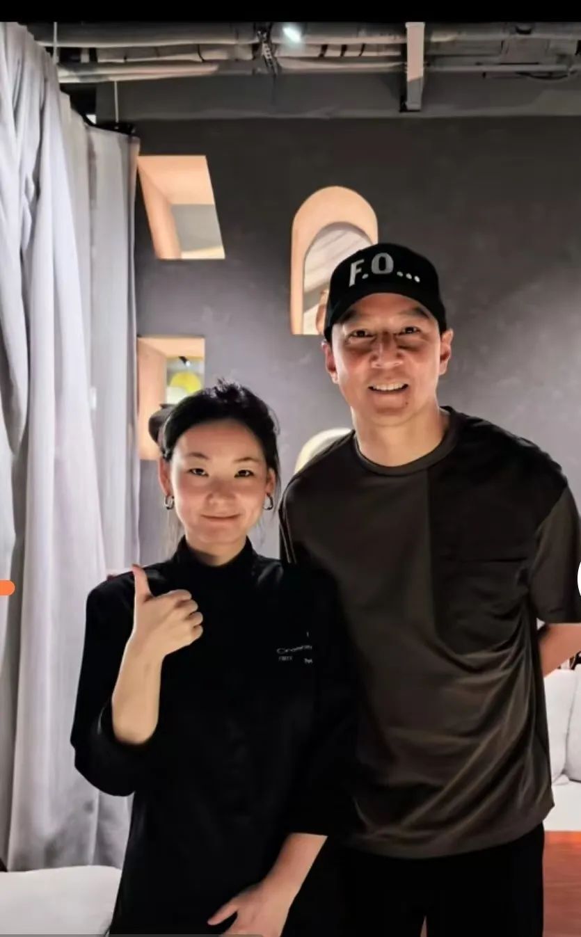 高考651分考入同济大学园林专业，毕业后却当厨师，她还为吴彦祖做了菜