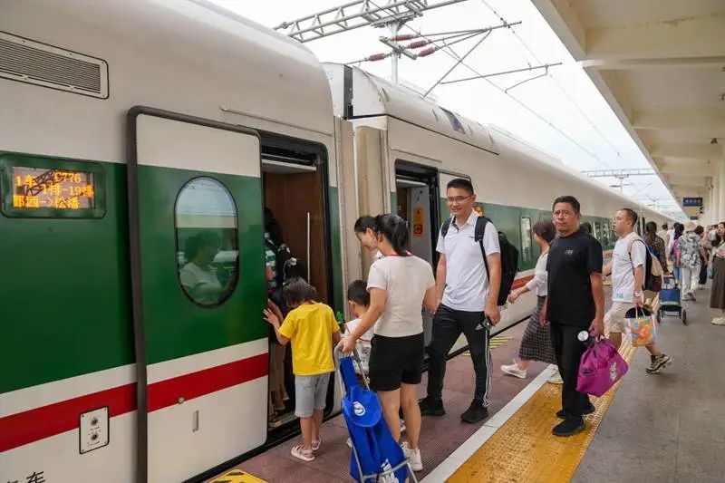 “高原版”复兴号动车组首次上线川青铁路载客运行