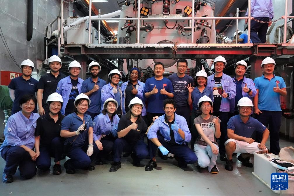 一次“蛟龙号”下潜的背后 一次“蛟龙号”下潜的背后