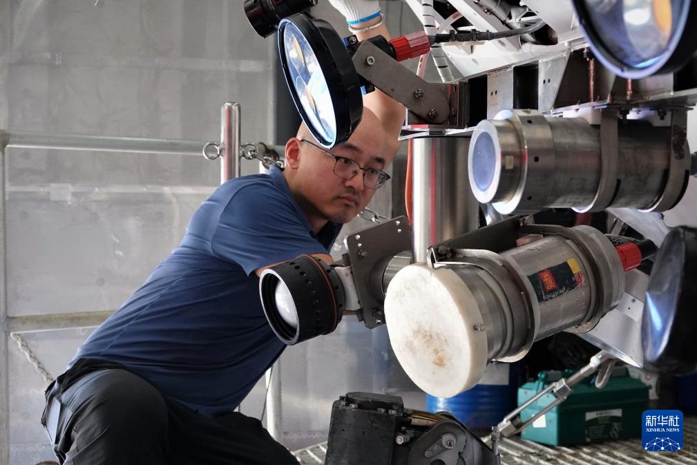 一次“蛟龙号”下潜的背后 一次“蛟龙号”下潜的背后