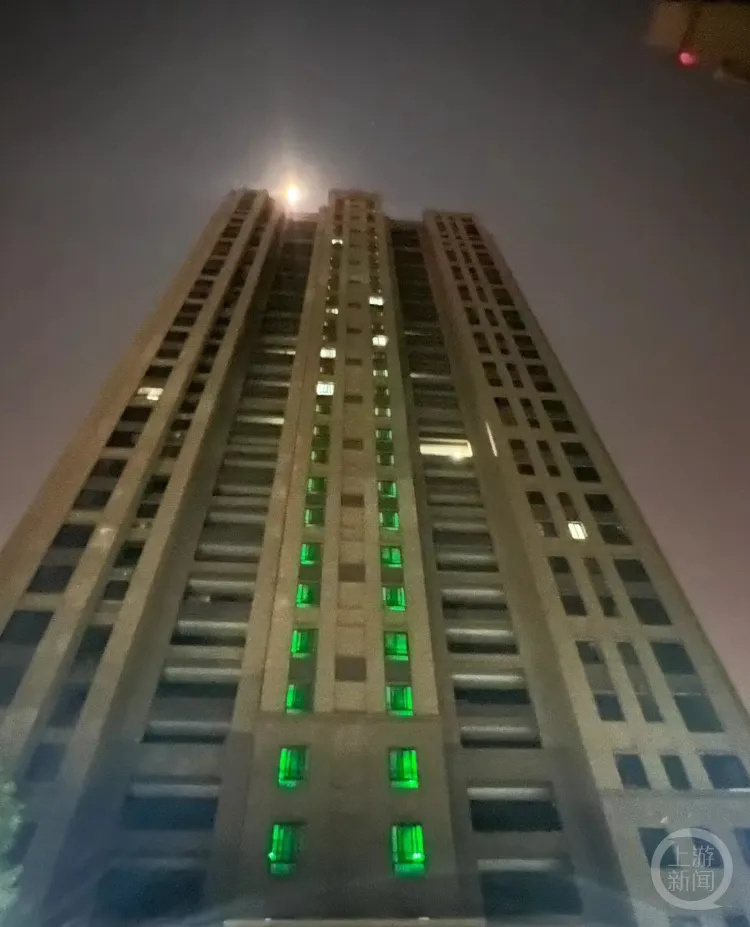 怀孕34周孕妇被高空抛下玻璃瓶砸断两根脚趾，警方已对可疑楼层进行DNA采集