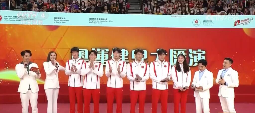 近距离一睹冠军风采！内地奥运健儿访港点燃爱国热情