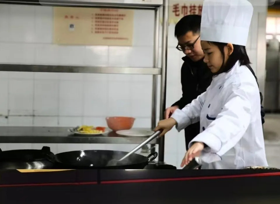 高考651分考入同济大学园林专业，毕业后却当厨师，她还为吴彦祖做了菜