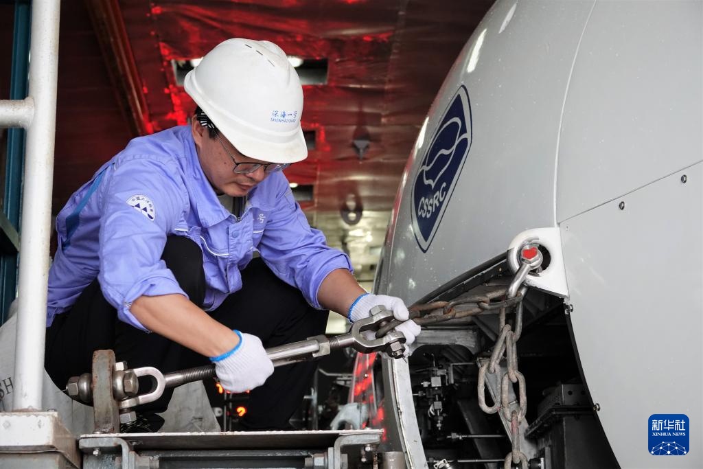 一次“蛟龙号”下潜的背后 一次“蛟龙号”下潜的背后