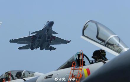 歼-15战机首飞15周年生日快乐 歼-15战机首飞15周年生日快乐