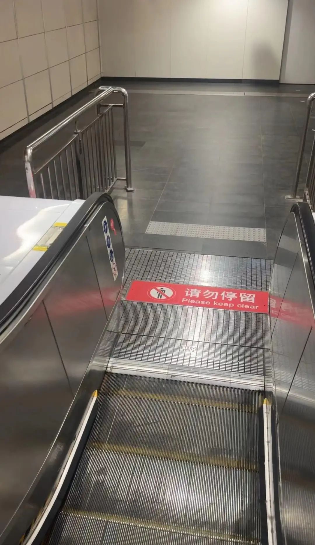 左行右立→站稳扶好,什么才是乘扶梯的正确姿势? 左行右立→站稳扶好,什么才是乘扶梯的正确姿势?