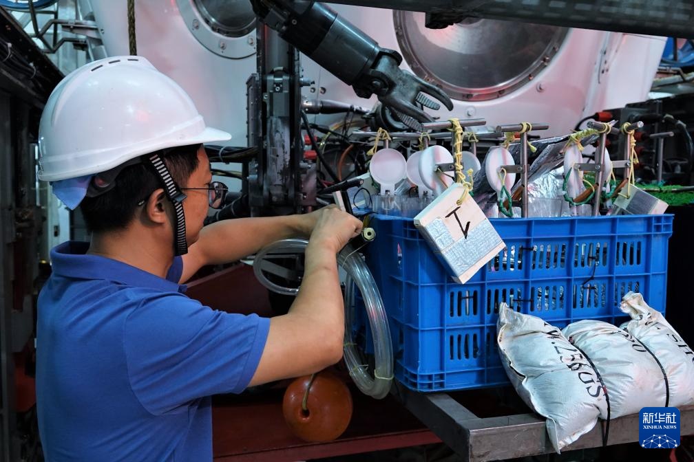 一次“蛟龙号”下潜的背后 一次“蛟龙号”下潜的背后