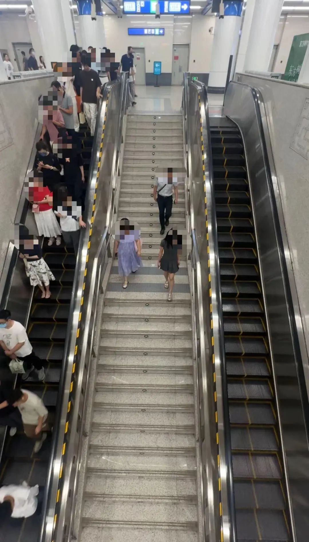 左行右立→站稳扶好,什么才是乘扶梯的正确姿势? 左行右立→站稳扶好,什么才是乘扶梯的正确姿势?