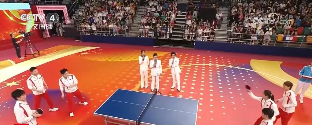 近距离一睹冠军风采！内地奥运健儿访港点燃爱国热情