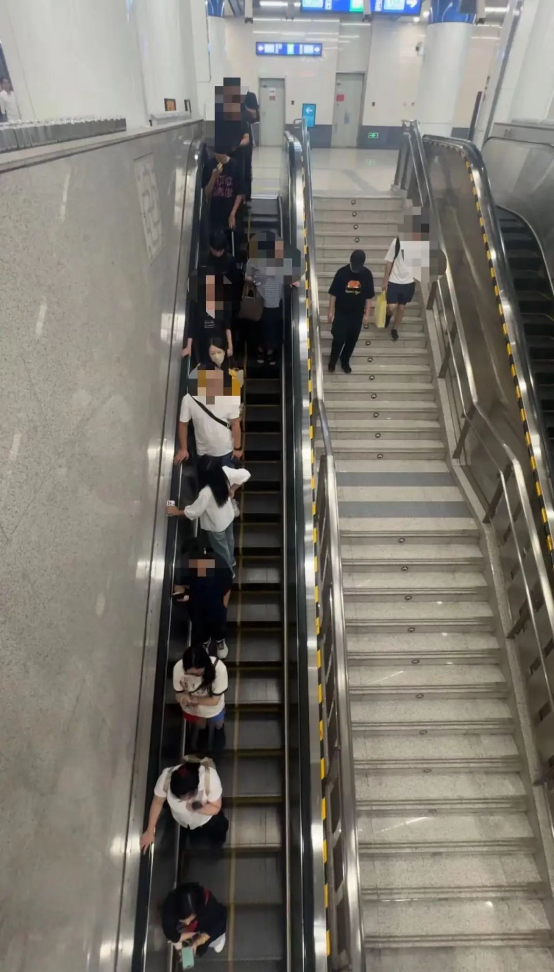 左行右立→站稳扶好,什么才是乘扶梯的正确姿势? 左行右立→站稳扶好,什么才是乘扶梯的正确姿势?