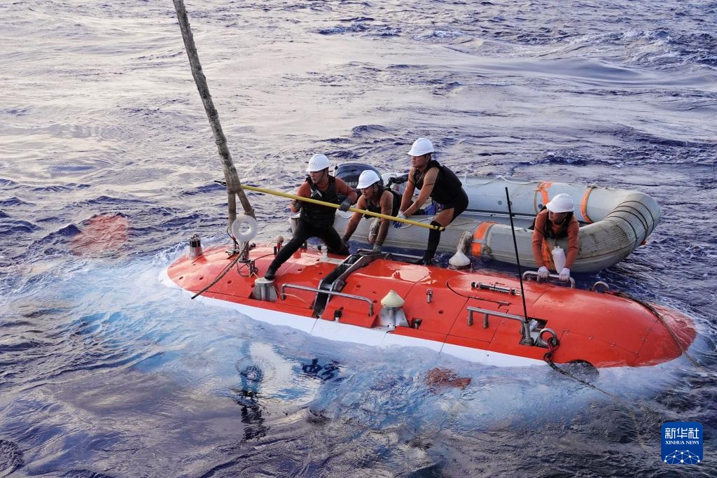 一次“蛟龙号”下潜的背后 一次“蛟龙号”下潜的背后