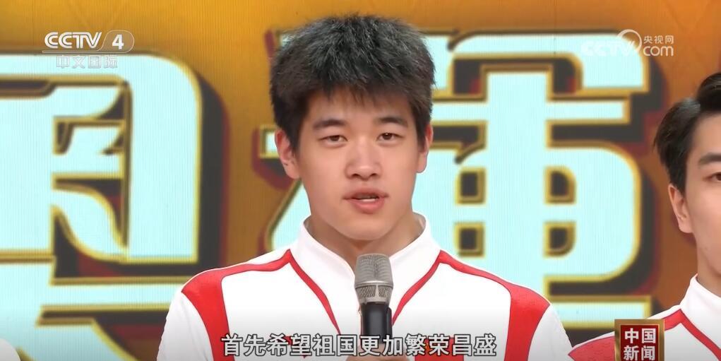 近距离一睹冠军风采！内地奥运健儿访港点燃爱国热情