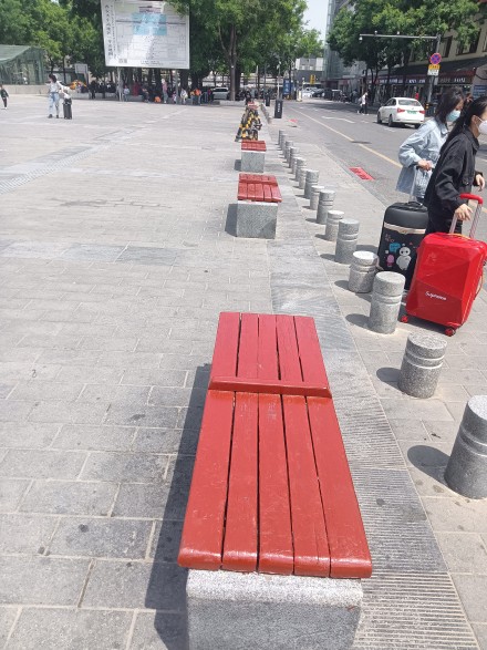 西安火车站管委会就花坛不让坐向网友致歉火车站管委会:深感抱歉 将增加休息座椅 西安火车站管委会就花坛不让坐向网友致歉火车站管委会:深感抱歉 将增加休息座椅