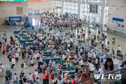 暑运收官!湖南18个高铁站连续两月破纪录 暑运收官!湖南18个高铁站连续两月破纪录