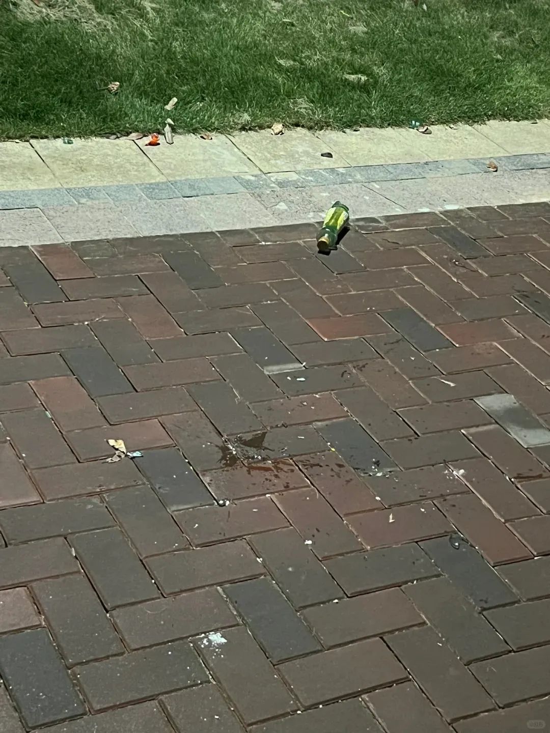 孕妇被高空抛下玻璃瓶砸断脚趾,受伤严重无法接上…… 孕妇被高空抛下玻璃瓶砸断脚趾,受伤严重无法接上……