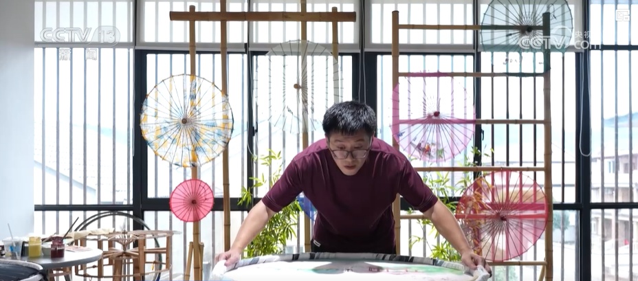 文化中国行 | 西湖绸伞:“西湖之花”绽放独特杭州韵味 文化中国行 | 西湖绸伞:“西湖之花”绽放独特杭州韵味