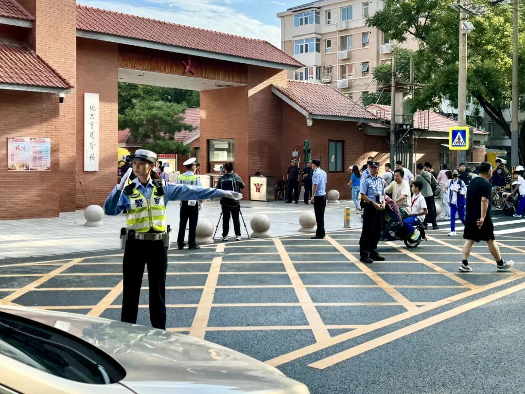 严重拥堵超1小时!明天北京早高峰将提前到6点半—— 严重拥堵超1小时!明天北京早高峰将提前到6点半——