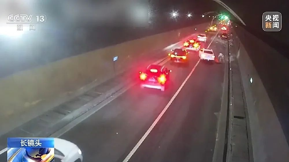 “救”要帮到底——重庆医生休假途中救下遭遇车祸的一家三口 “救”要帮到底——重庆医生休假途中救下遭遇车祸的一家三口