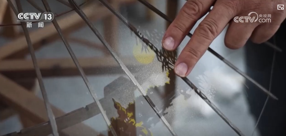 文化中国行 | 西湖绸伞:“西湖之花”绽放独特杭州韵味 文化中国行 | 西湖绸伞:“西湖之花”绽放独特杭州韵味