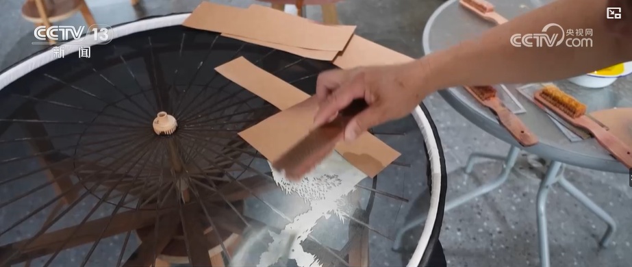 文化中国行 | 西湖绸伞:“西湖之花”绽放独特杭州韵味 文化中国行 | 西湖绸伞:“西湖之花”绽放独特杭州韵味