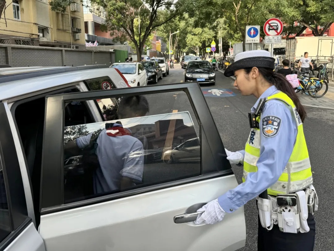 严重拥堵超1小时!明天北京早高峰将提前到6点半—— 严重拥堵超1小时!明天北京早高峰将提前到6点半——