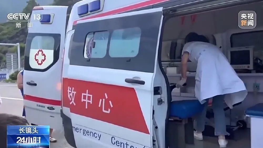 “救”要帮到底——重庆医生休假途中救下遭遇车祸的一家三口 “救”要帮到底——重庆医生休假途中救下遭遇车祸的一家三口