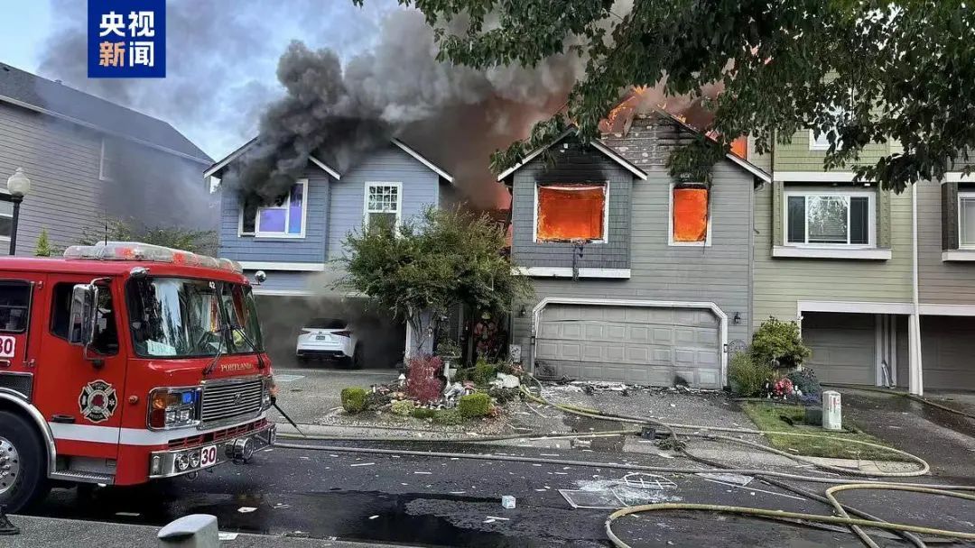 美国一飞机坠毁,撞上联排别墅 美国一飞机坠毁,撞上联排别墅