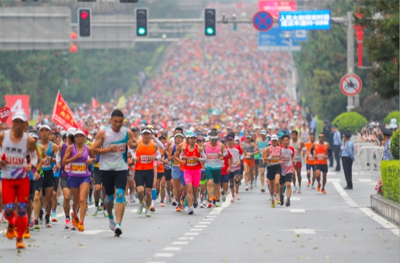 3万名选手齐聚春城!2024长春马拉松鸣枪开跑 3万名选手齐聚春城!2024长春马拉松鸣枪开跑