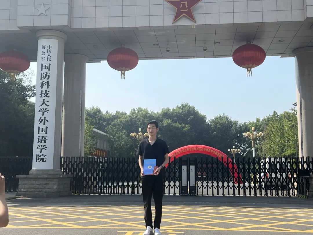 他拿着国防科大的录取通知书，来到烈士陵园……